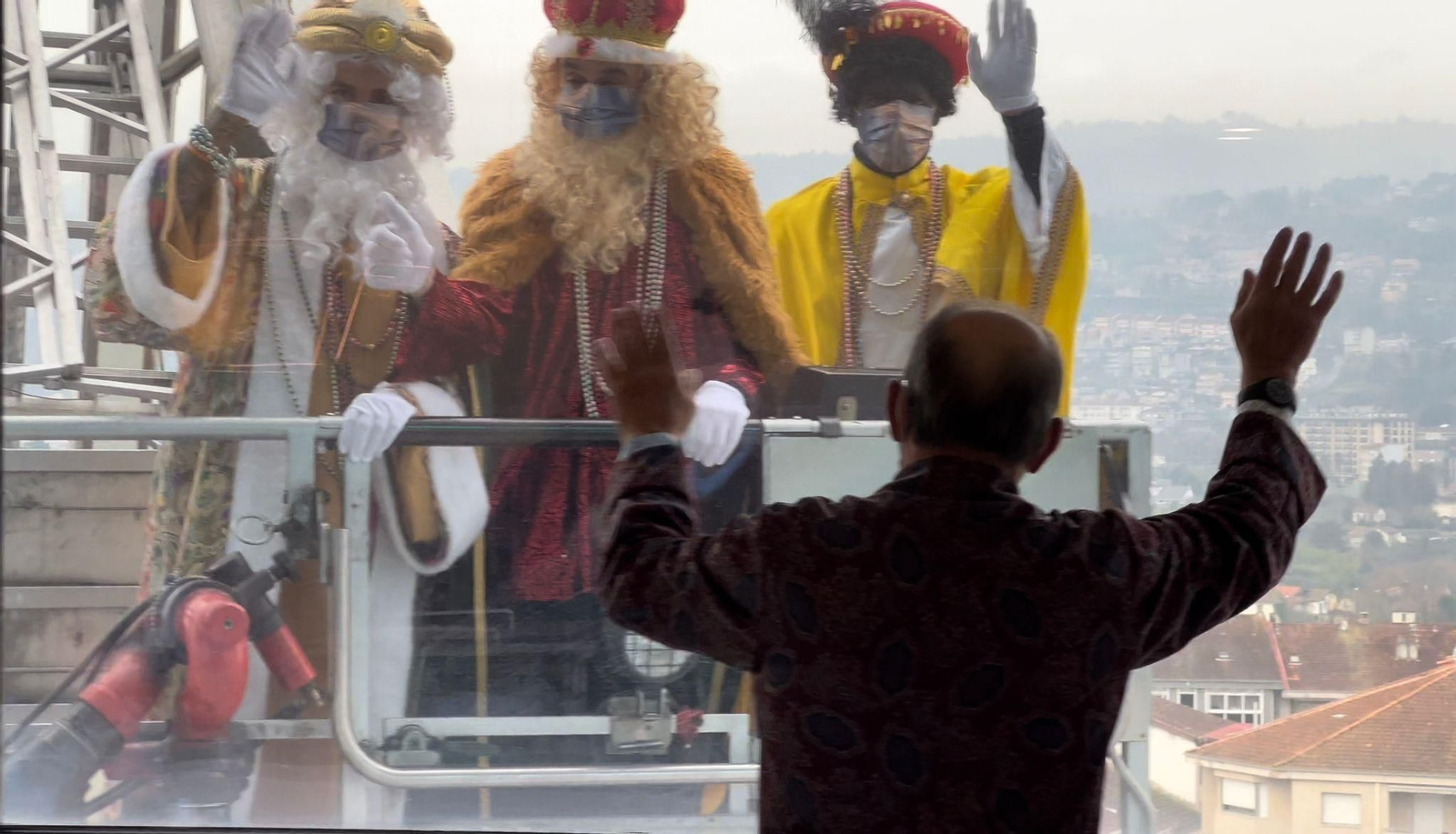OURENSE. Sus Majestades tampoco se olvidaron de los niños y mayores que permanecen ingresados en el CHUO.