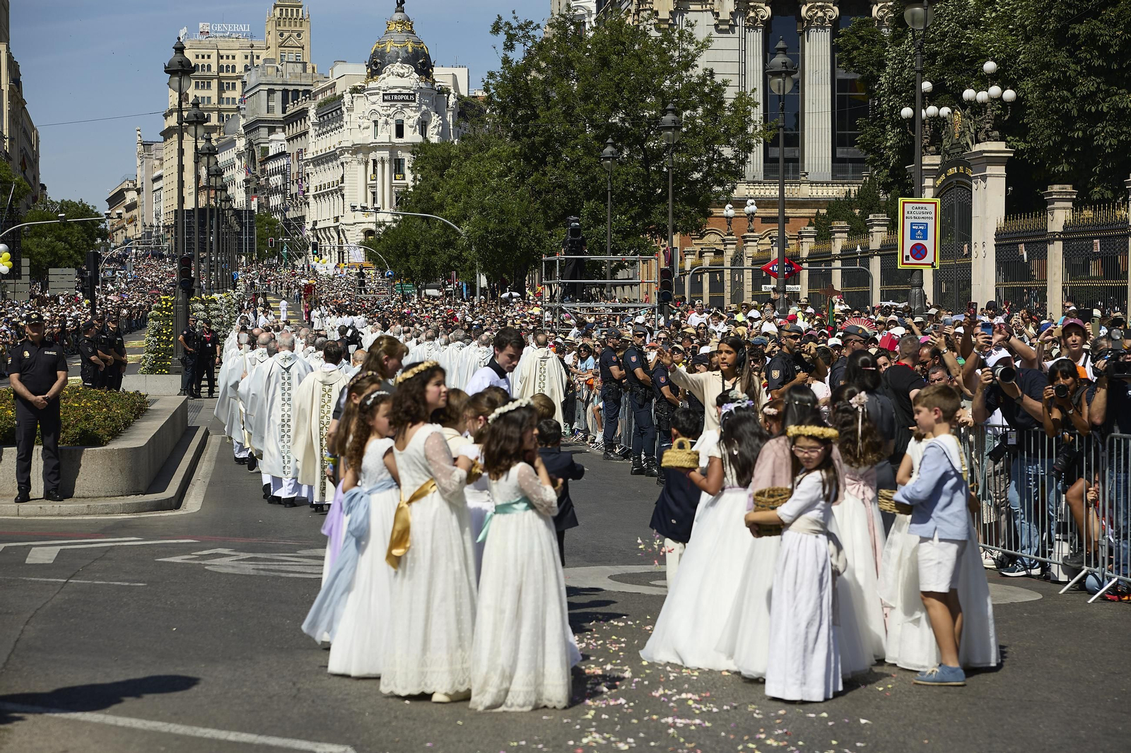Galería | Multitudinaria misa y procesión del Corpus en Madrid con el papa León XIV