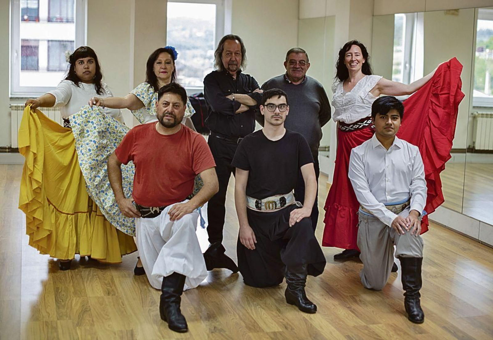 El grupo folclórico de danzas Estampa Argentina durante un ensayo.