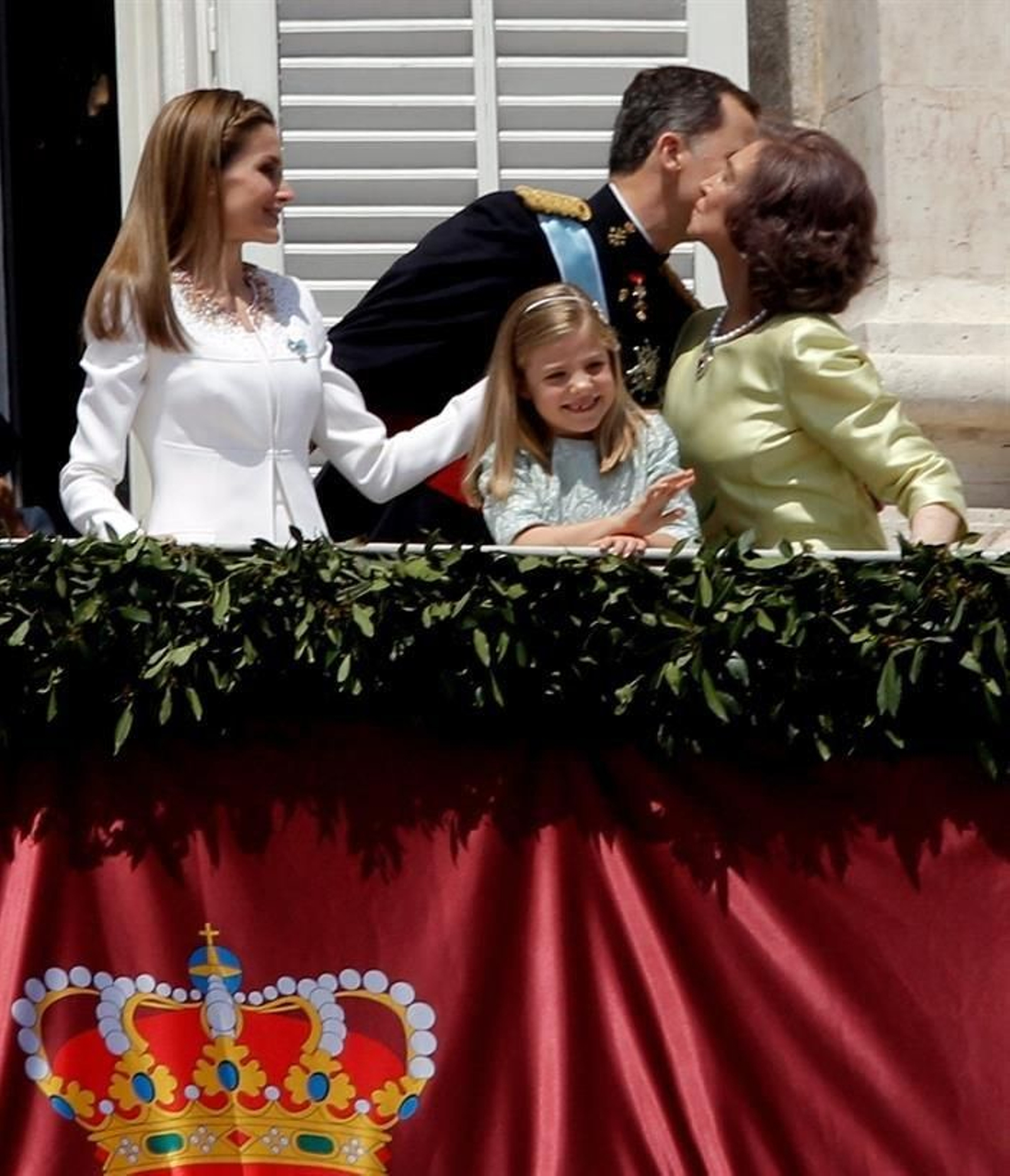 El Rey Felipe VI besa a su madre, Doña Sofía, junto a la Reina Letizia y a su hija la Infanta Sofía