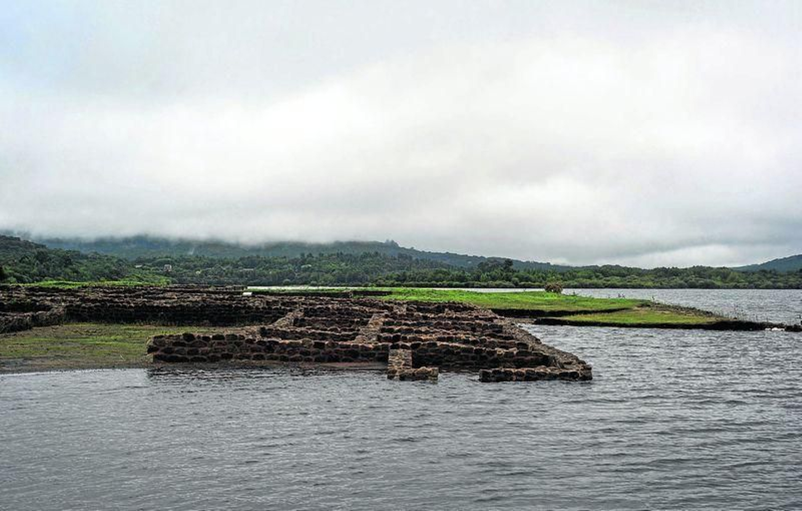 El yacimiento romano Aquis Querquennis de Bande, uno de los monumentos en el cauce del río Limia (MARTIÑO PINAL).