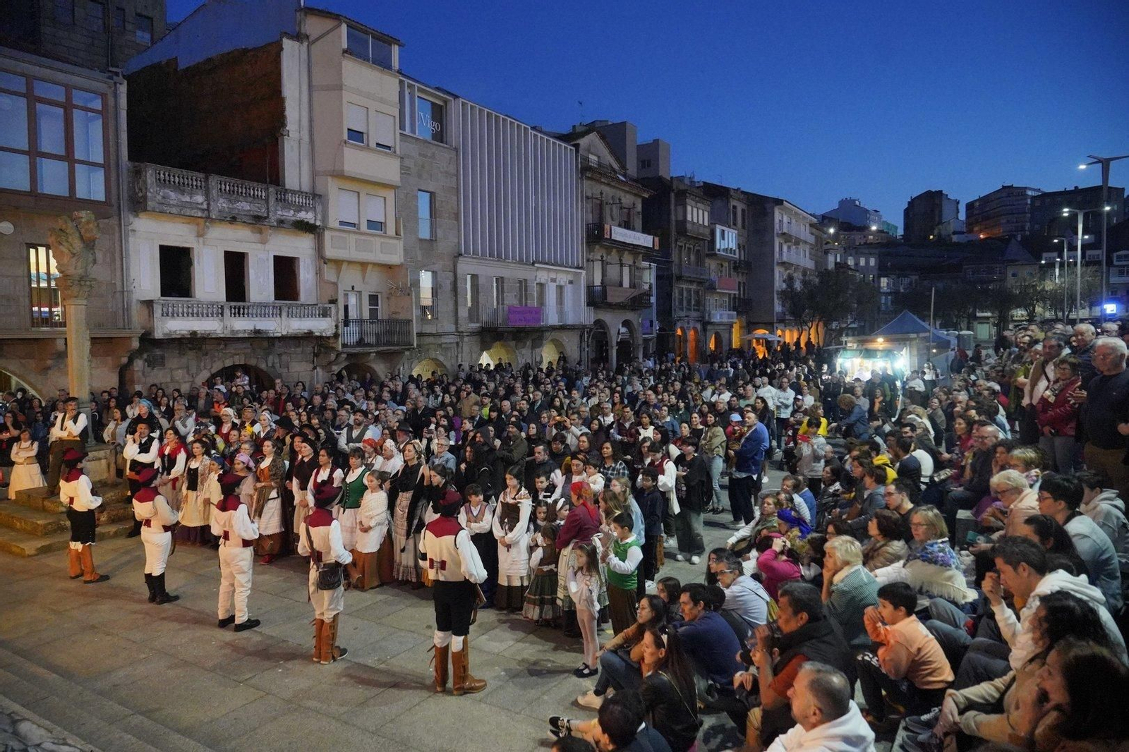 Las tropas francesas frente al pueblo ante la mirada del público.