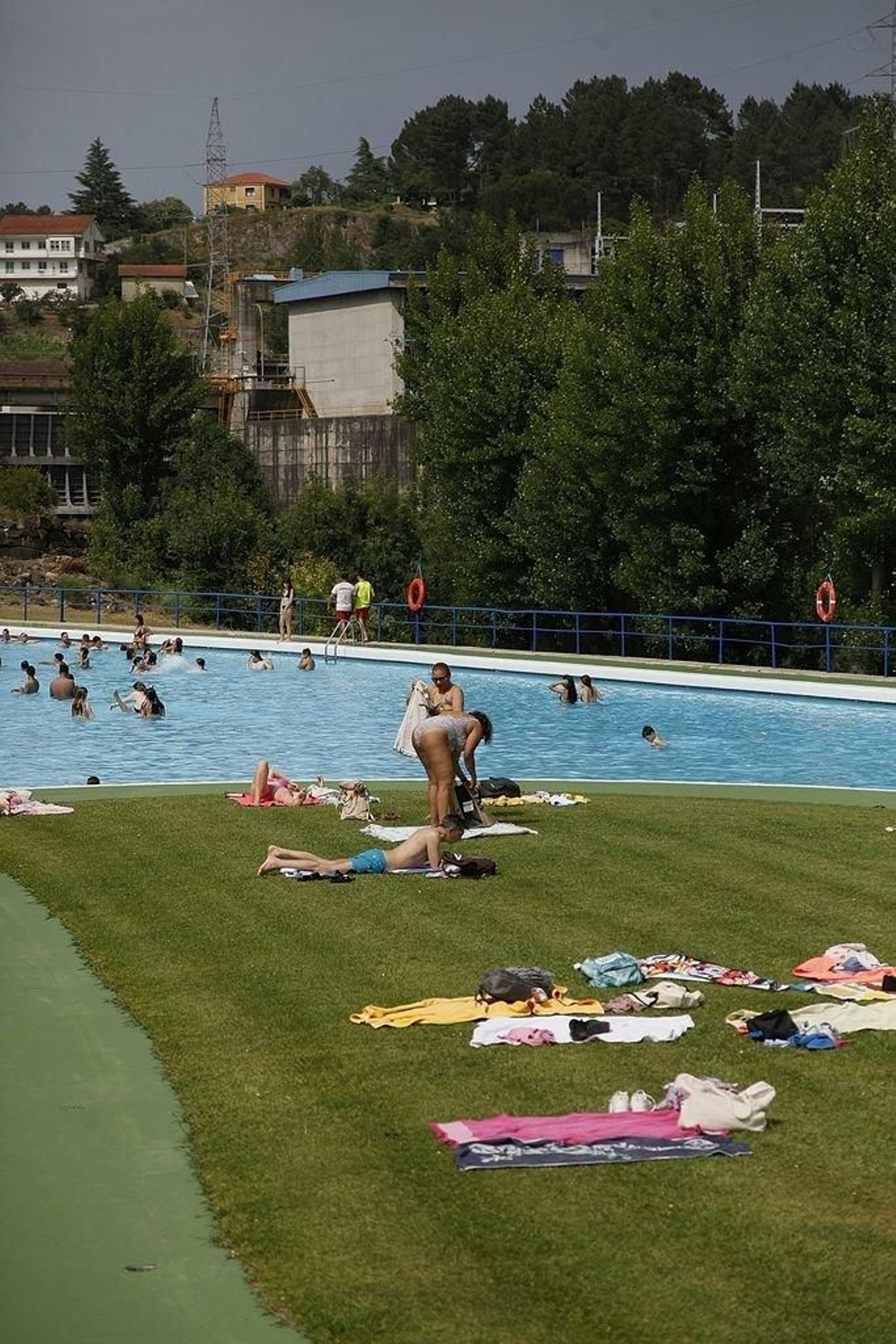Un rato de sol antes de la tormenta en las piscinas de Oira (Foto: Miguel Ángel)