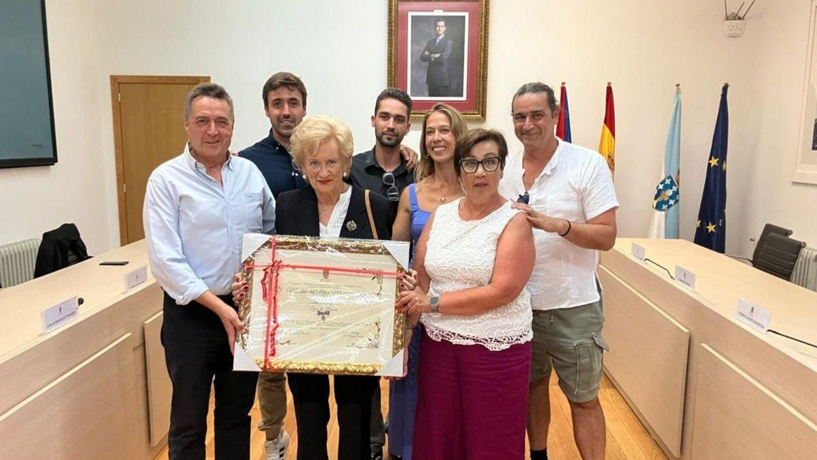 Tilducha con el certificado del Lazo de Honor ayer en el salon de plenos del Ayuntamiento.