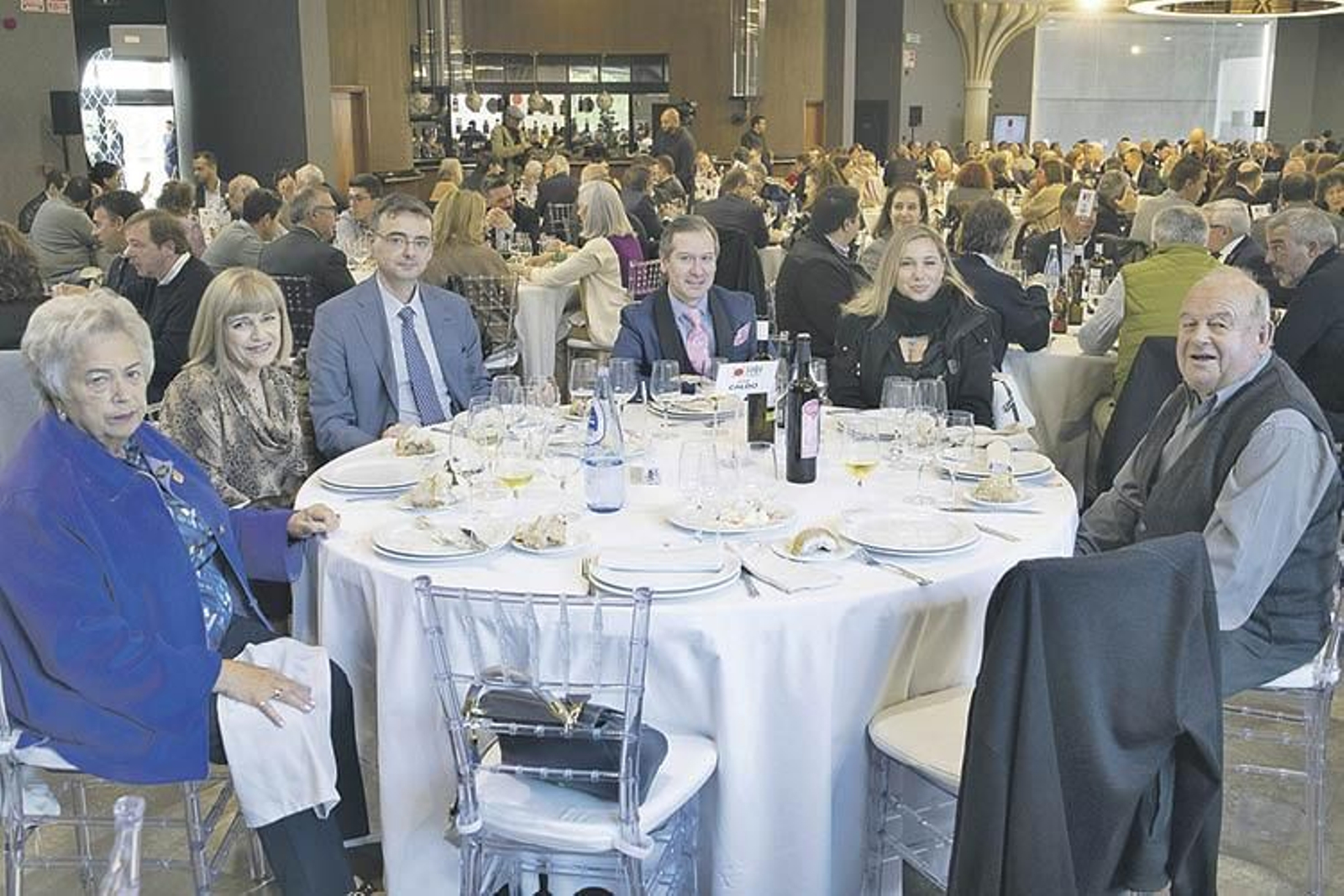 Mariló Neira y Sara Ruíz, de la Asociación de Familiares de Enfermos de Alzhéimer de Ourense (Afaor); Ramón Gayoso, director de Empresas del Banco Sabadell; Miguel Michinel, secretario general de la Universidade de Vigo; Mónica Valderrama, directora de comunicación de la Universidade de Vigo, y Manuel Vázquez, alcalde del Concello de Punxín.