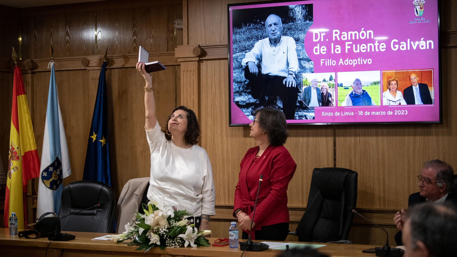 Gislena de la Fuente dedica la medalla de Xinzo a su padre ante Elvira Lama y Manuel Pérez. (Óscar Pinal)