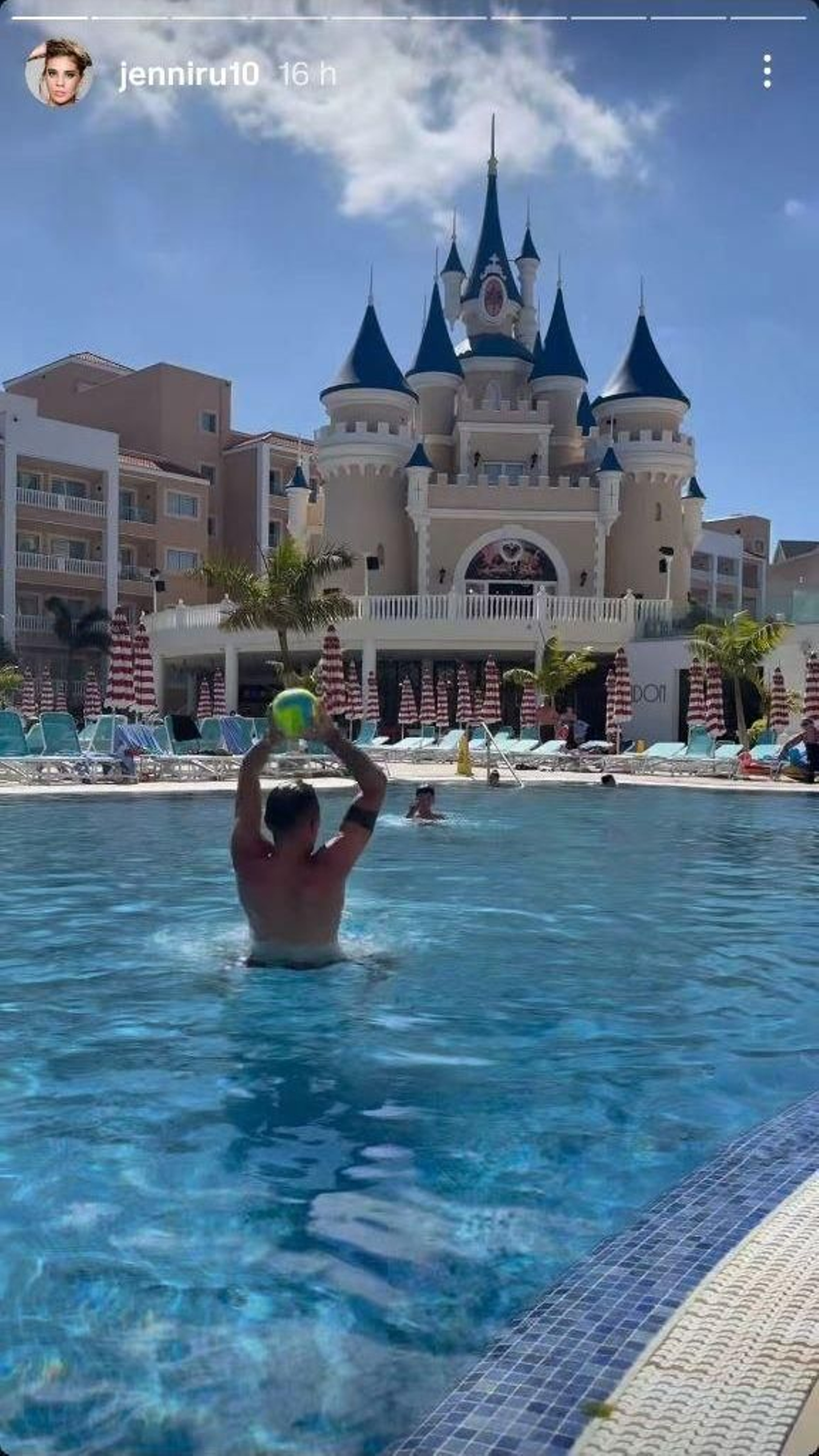 Aspas juega a la pelota con su hijo en la piscina del hotel en Tenerife.