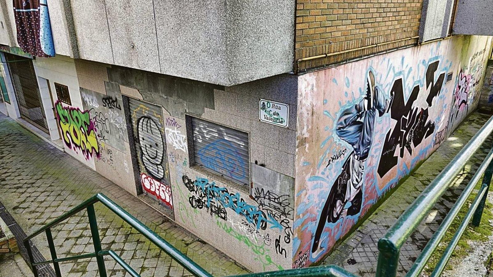 El breaker, pintado por Powone, permanece en la pared.