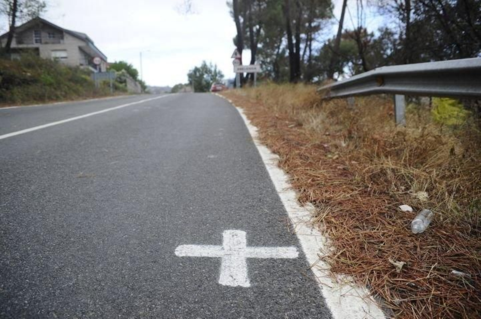 Una de las cruces blancas aparecidas durante la semana pasada.