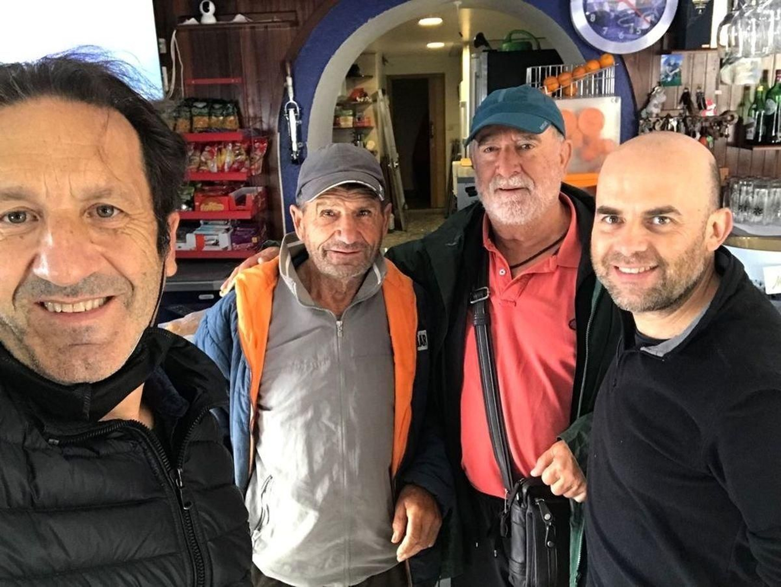 Anxo Cabada y Antón Davila, con Cesáreo Patiño (en el centro, a la izquierda) y un vecino de Ons.