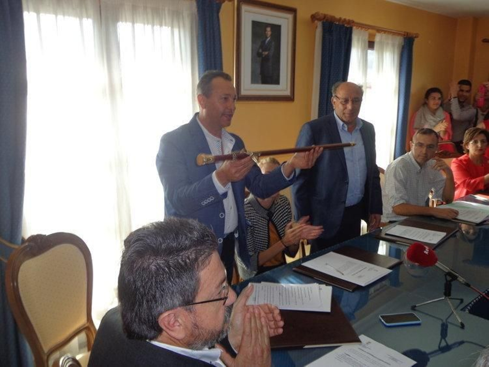 Enrique Álvarez, con el bastón de mando.