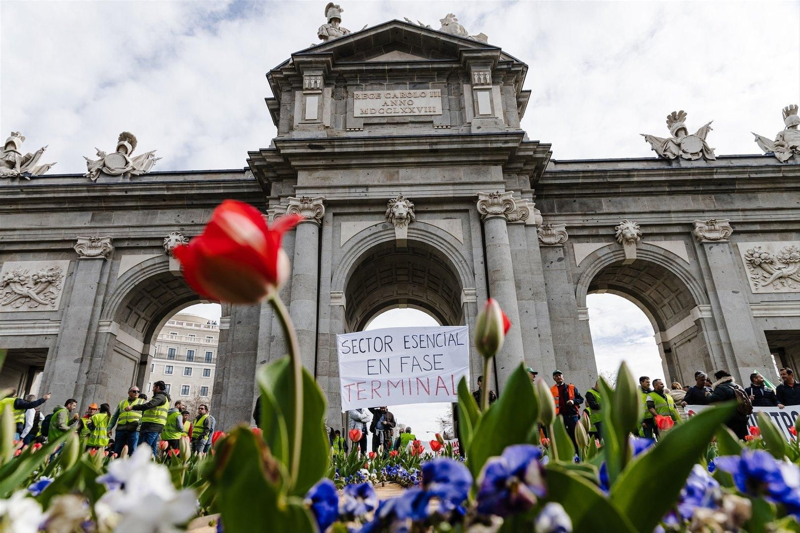 EuropaPress_5772188_varios_manifestantes_puerta_alcala_decimosexta_jornada_protestas_tractores