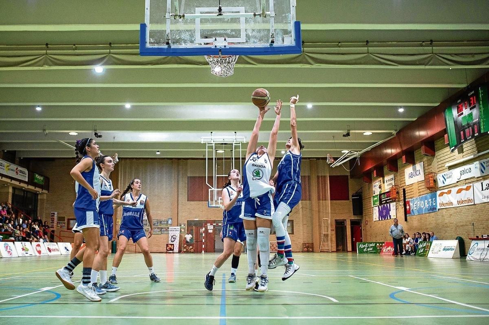 Iglesias, la mejor del Carmelitas, trata de anotar bajo el aro.