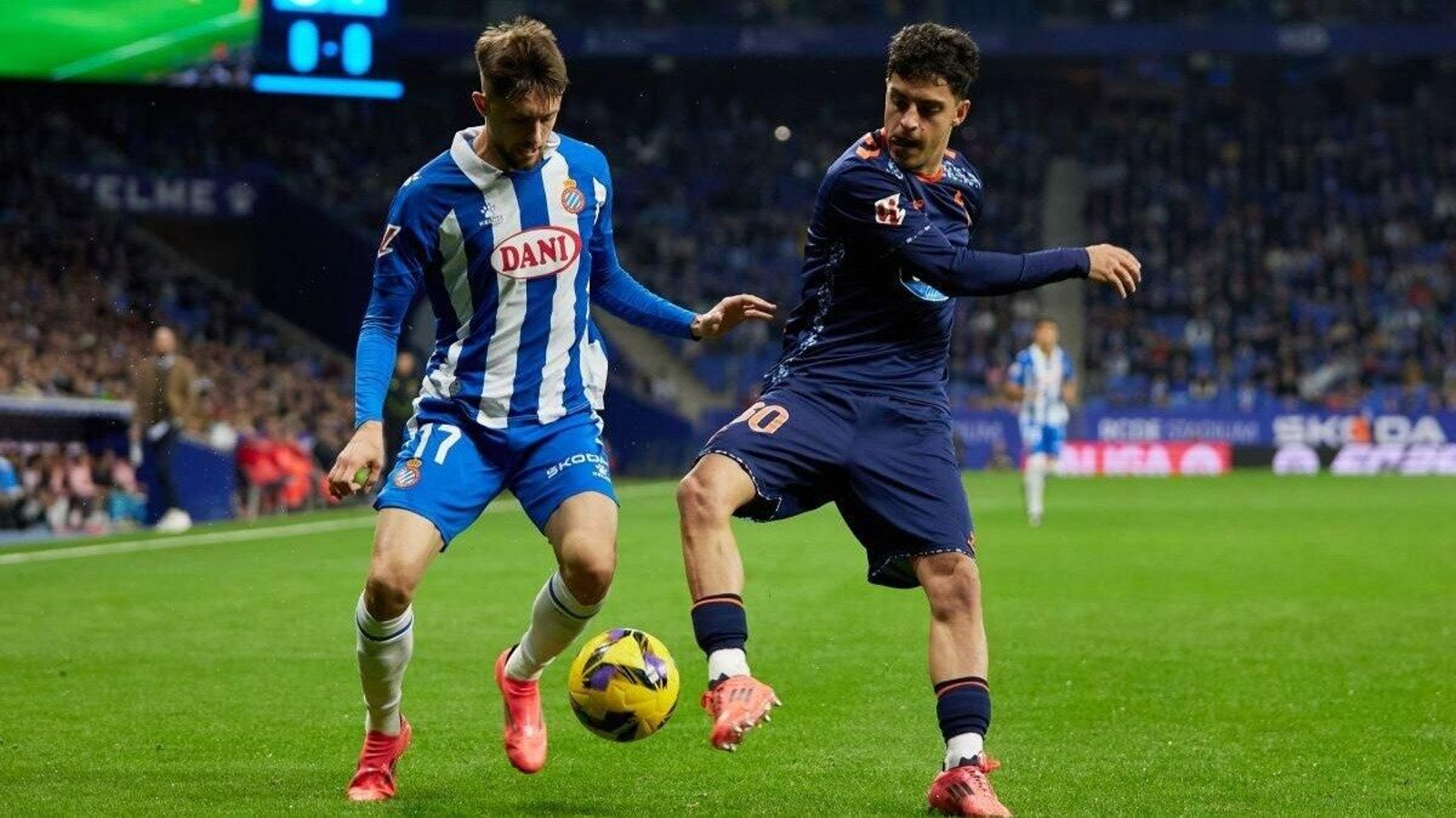 Hugo Álvarez trata de frenar la llegada del espanyolista Jofre durante el partido del pasado sábado en Cornellá.