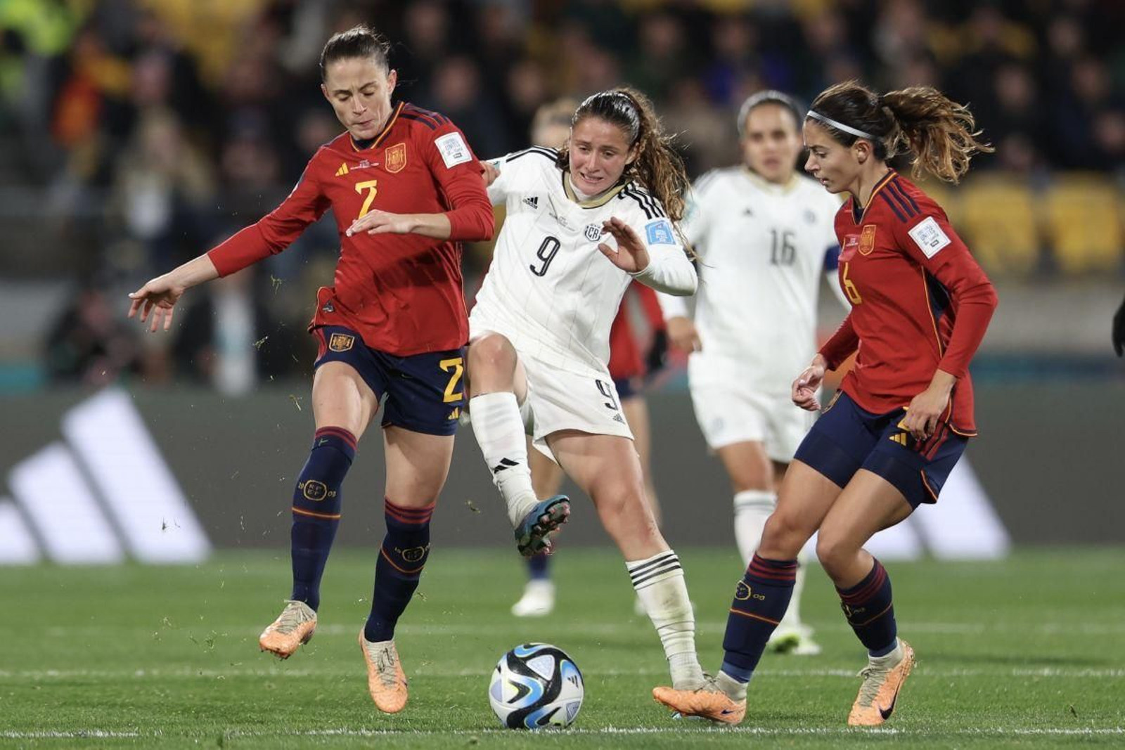 Irene Guerrero (i.) y María Paula Salas (c.) disputan un balón ante Bonmatí, mejor jugadora del partido.