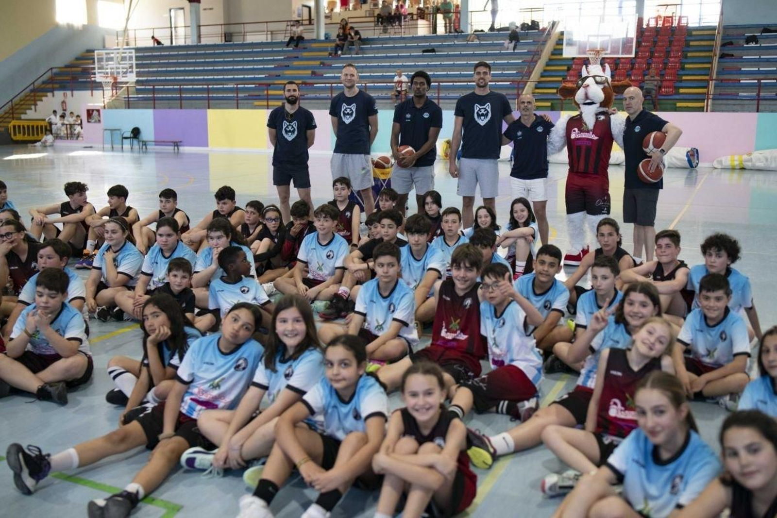 Los “embajadores” del COB con los niños y niñas del AB Xinzo.