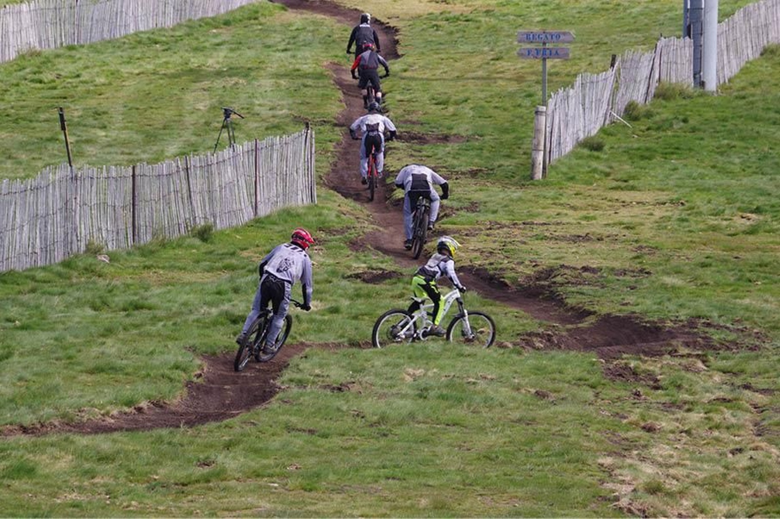 Bikers disfrutando del descenso en el Bike Park Manzaneda.