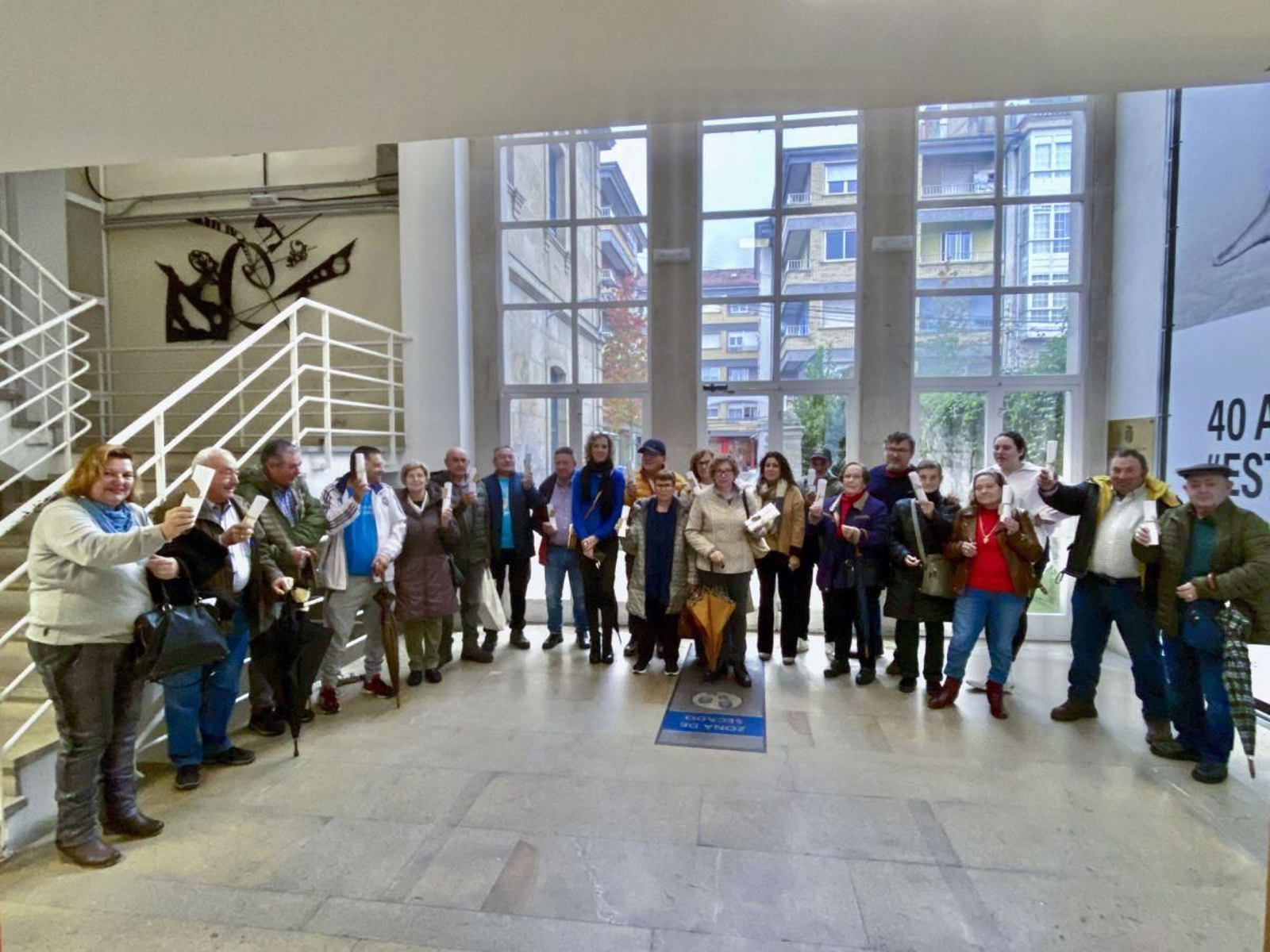 Los participantes en “Doantes de sabiduría” con sus diplomas.