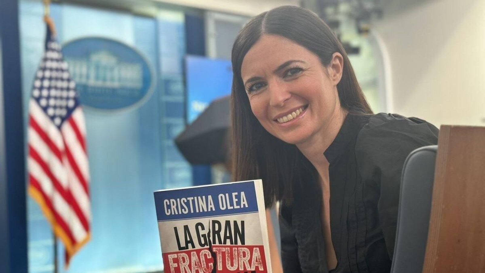 Cristina Olea posa con su libro en la sala de prensa de la Casa Blanca.