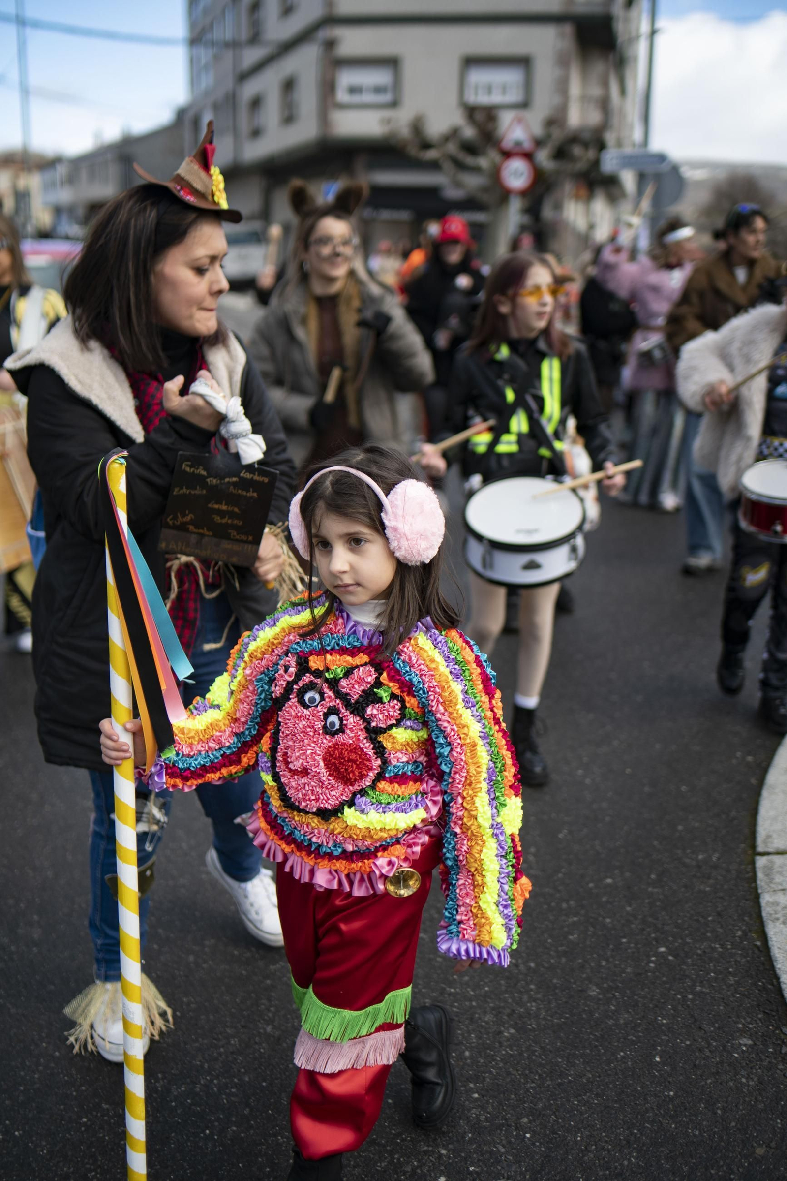 Galería | Viana do Bolo da inicio a su Entroido con el folión femenino