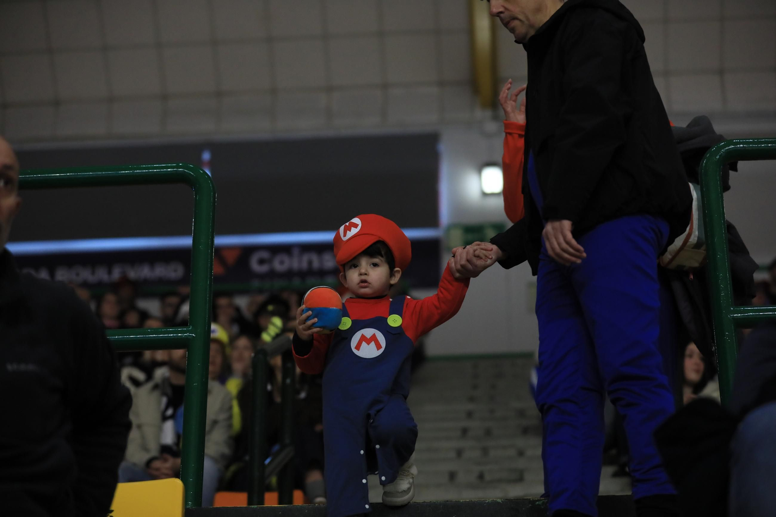 Galería | El Pazo disfruta de un sábado de baloncesto y Entroido