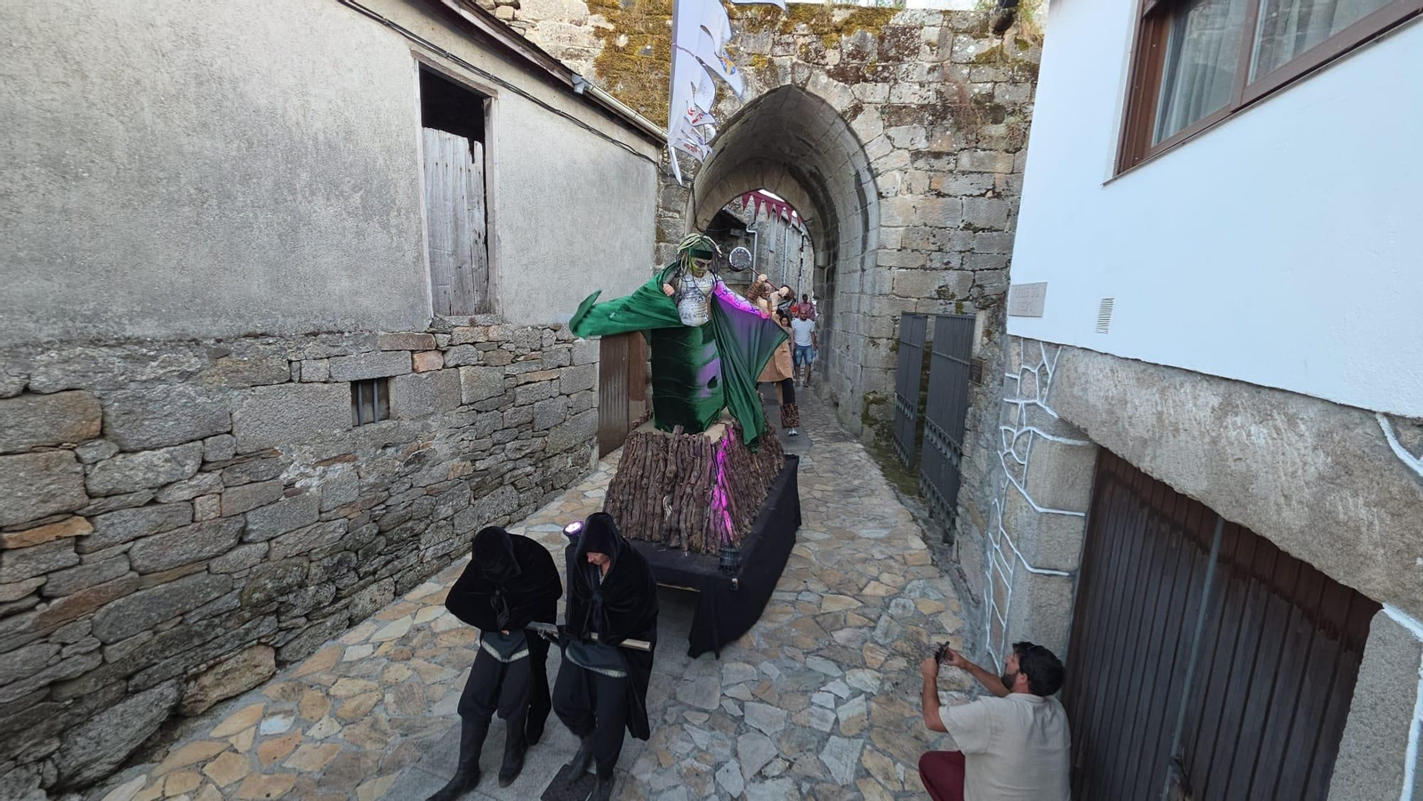 Diferentes personajes de fantasía y caminantes blancos sorprendieron al público a lo largo del recorrido.