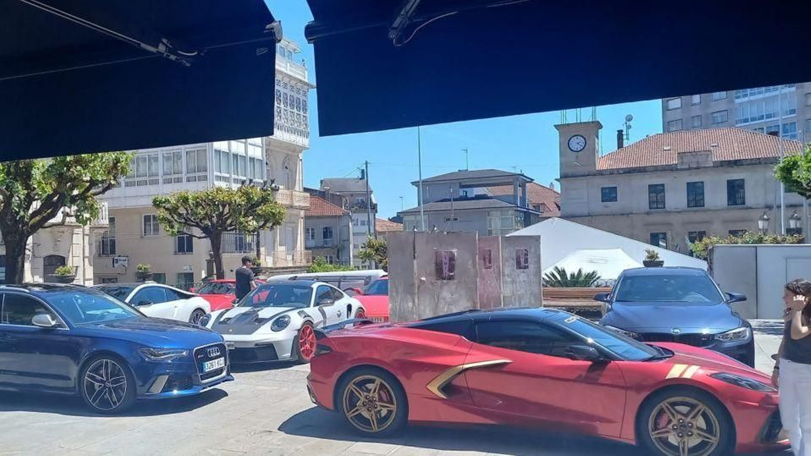 Coches de lujo aparcados en la Plaza Mayor de O Carballiño
