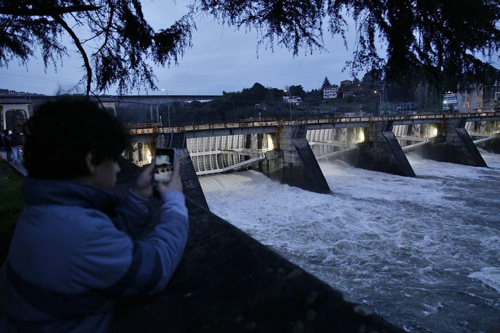 La central hidroeléctrica de Velle tuvo que abrir sus compuertas a última hora de la tarde para evitar que el nivel del agua superará el máximo permitido de la presa.