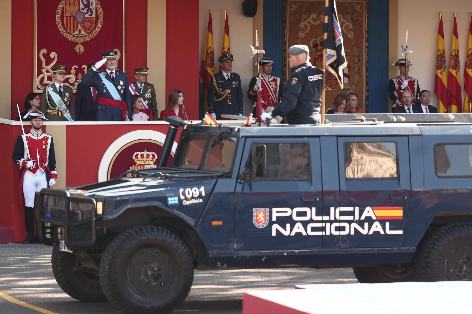 EuropaPress_7840676_rey_felipe_vi_acto_solemne_homenaje_bandera_nacional_desfile_militar_12