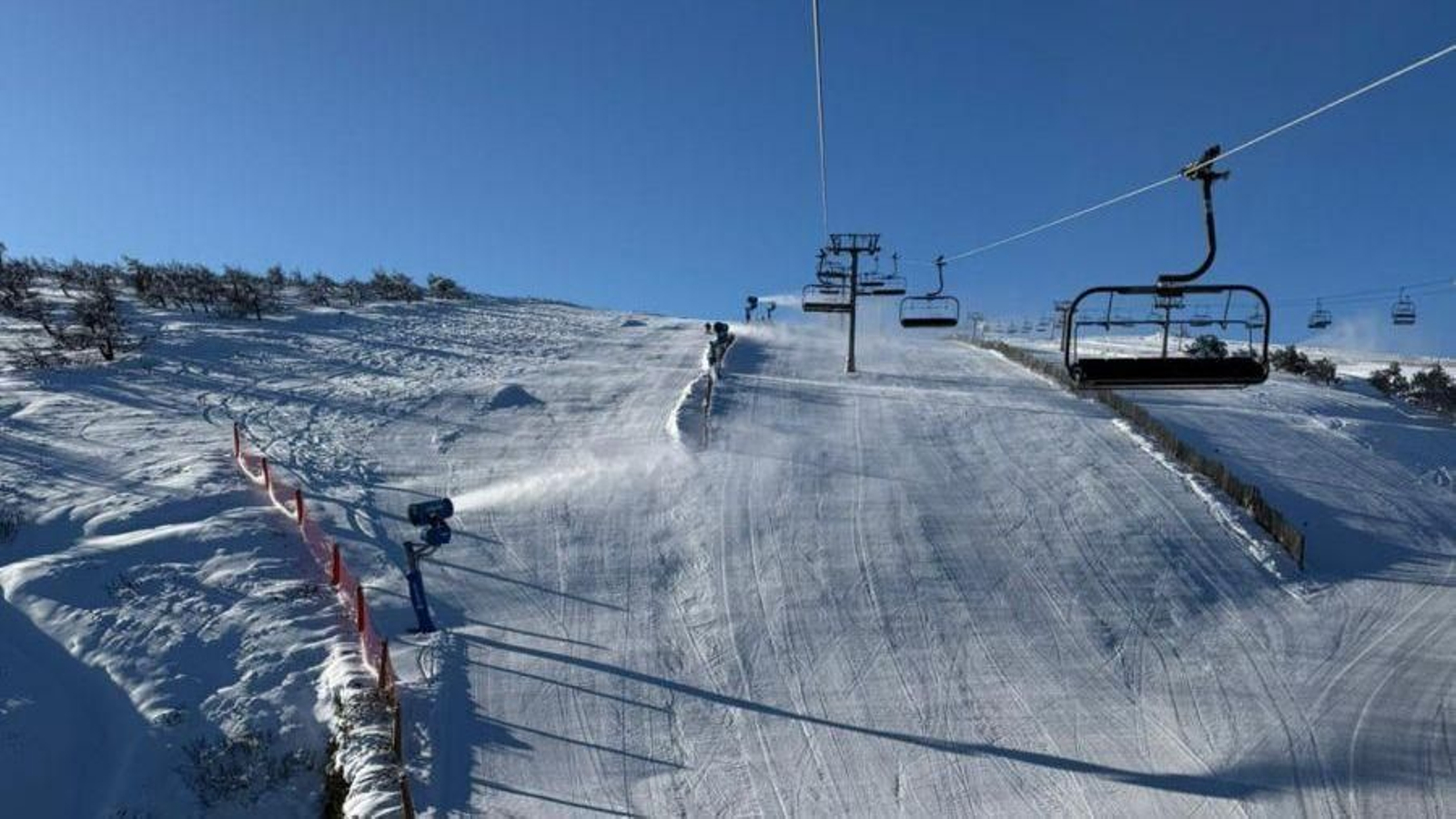 La estación de montaña Manzaneda en el día de Navidad.