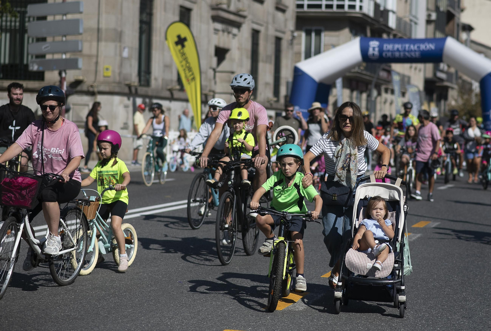 Galería | Ourense disfruta de un Día da Bici con sol, ambiente familiar y regalos