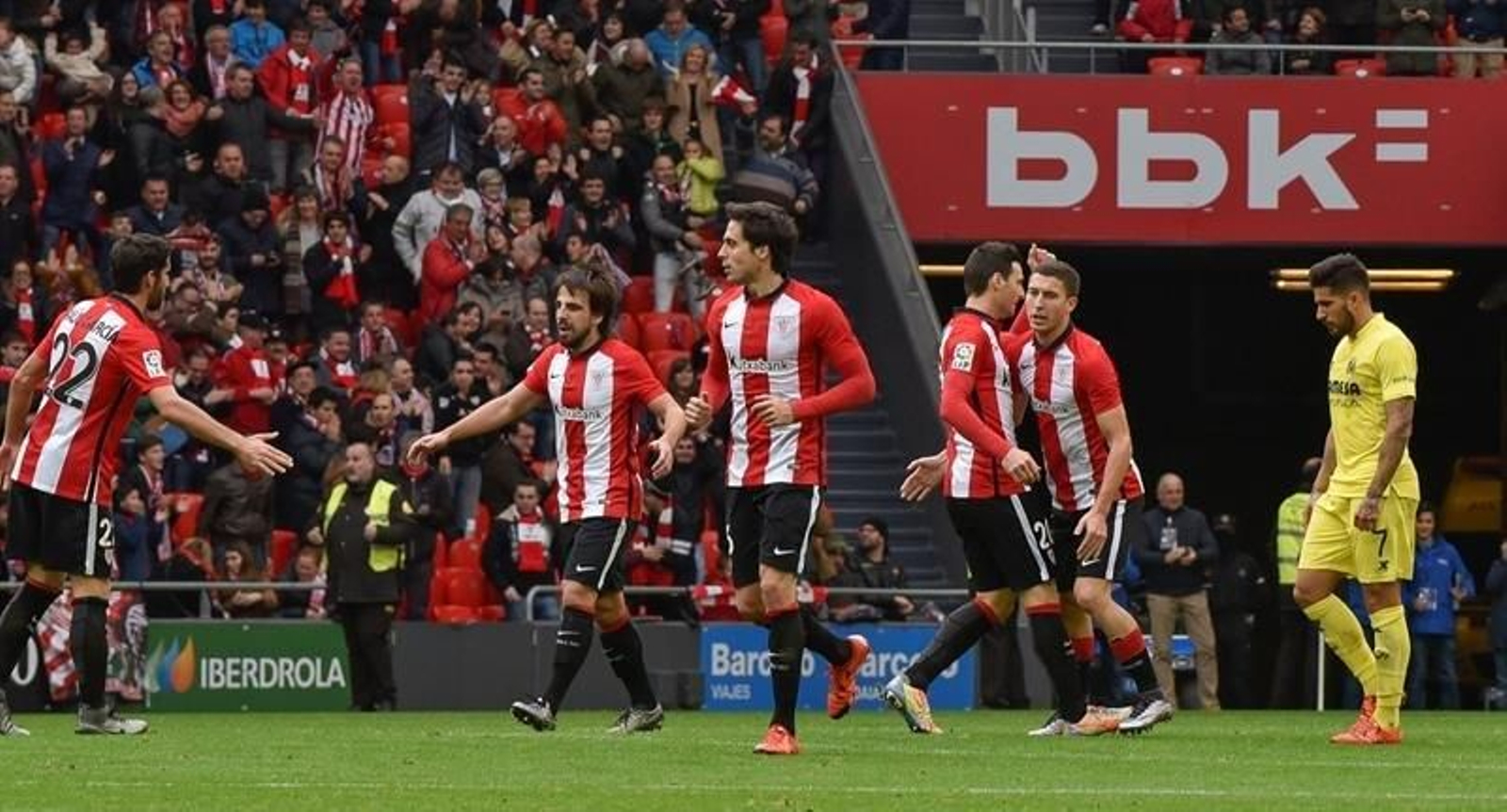 Los jugadores del Athletic celebrando uno de los goles del partido. (MIGUEL TOÑA)