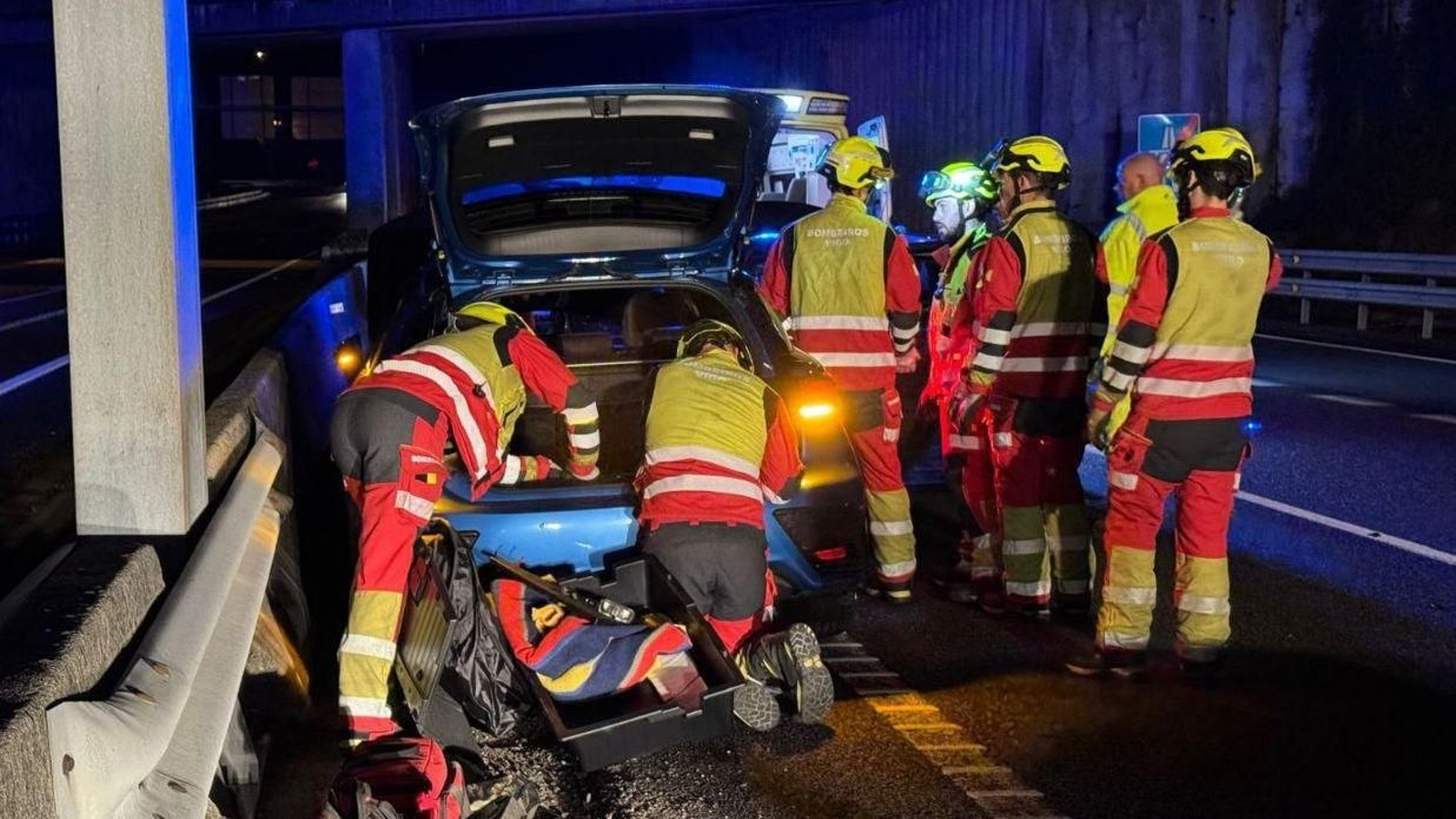Los Bomberos de Vigo asistieron en el lugar del accidente.