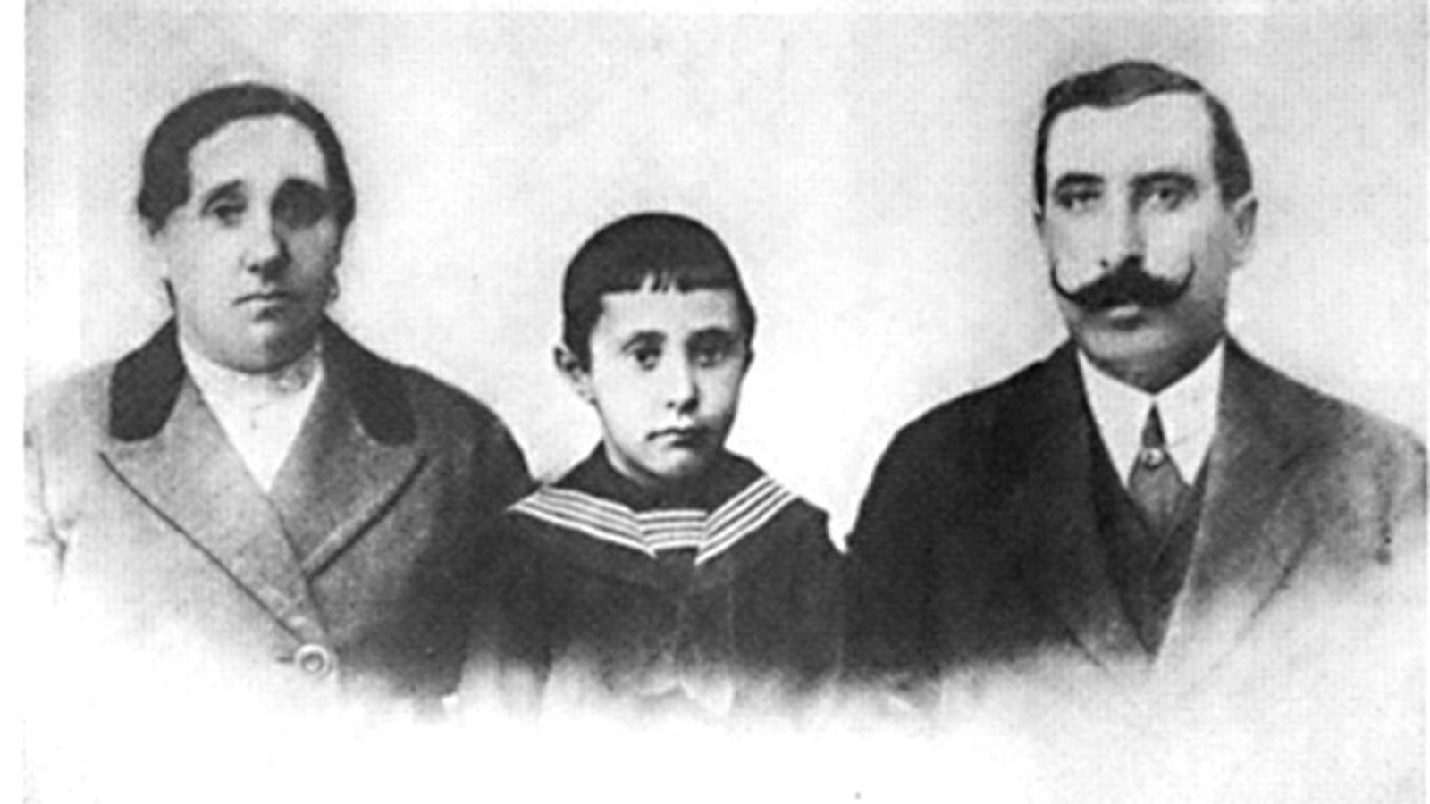 José Gómez Gayoso durante su infancia, junto a sus padres.