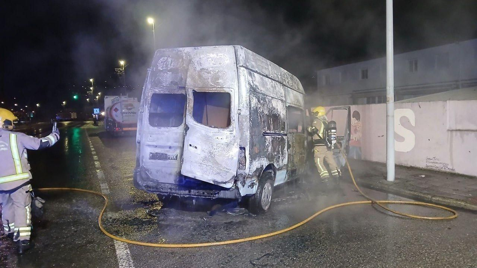 La furgoneta, calcinada en Moaña.