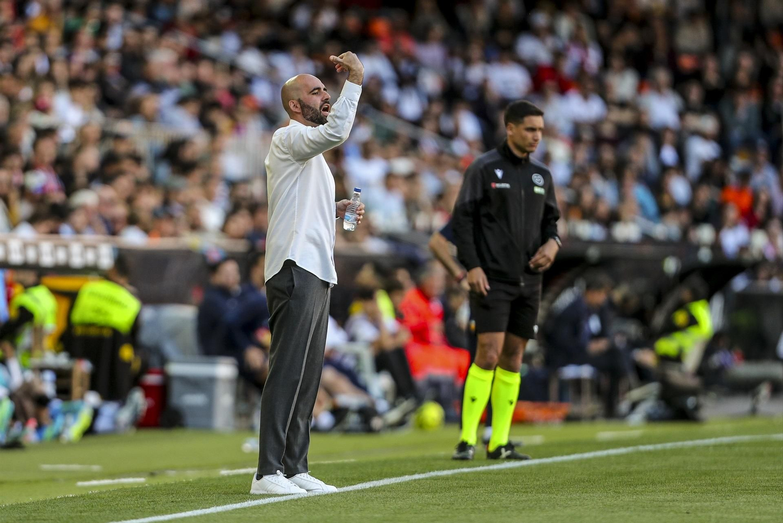 Giráldez da indicaciones al equipo.