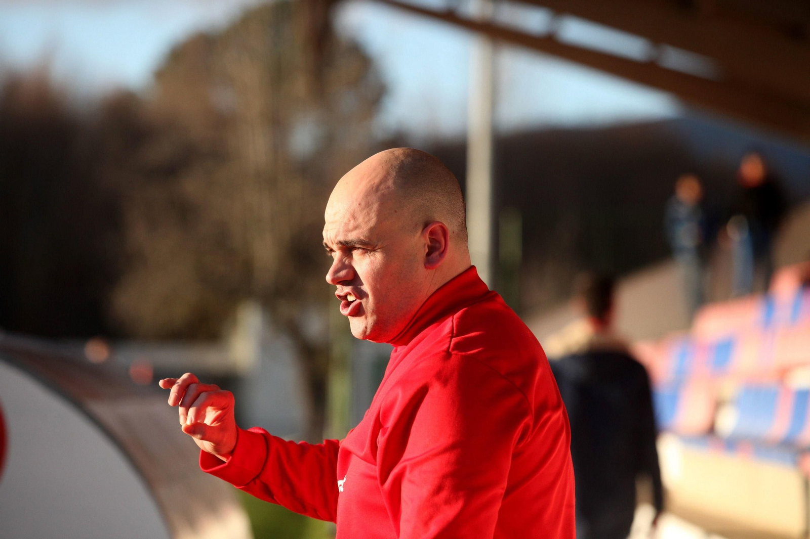 El técnico verinense Iván González durante un partido.