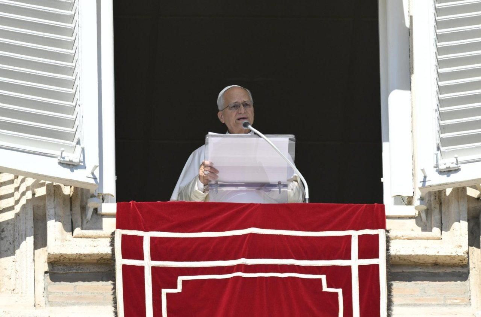León XIV, durante el rezo del Ángelus este domingo.