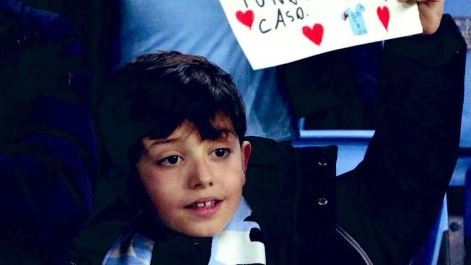 El menor mostró su apoyo a Borja Iglesias en el partido del Celta contra el Rayo en Balaídos.