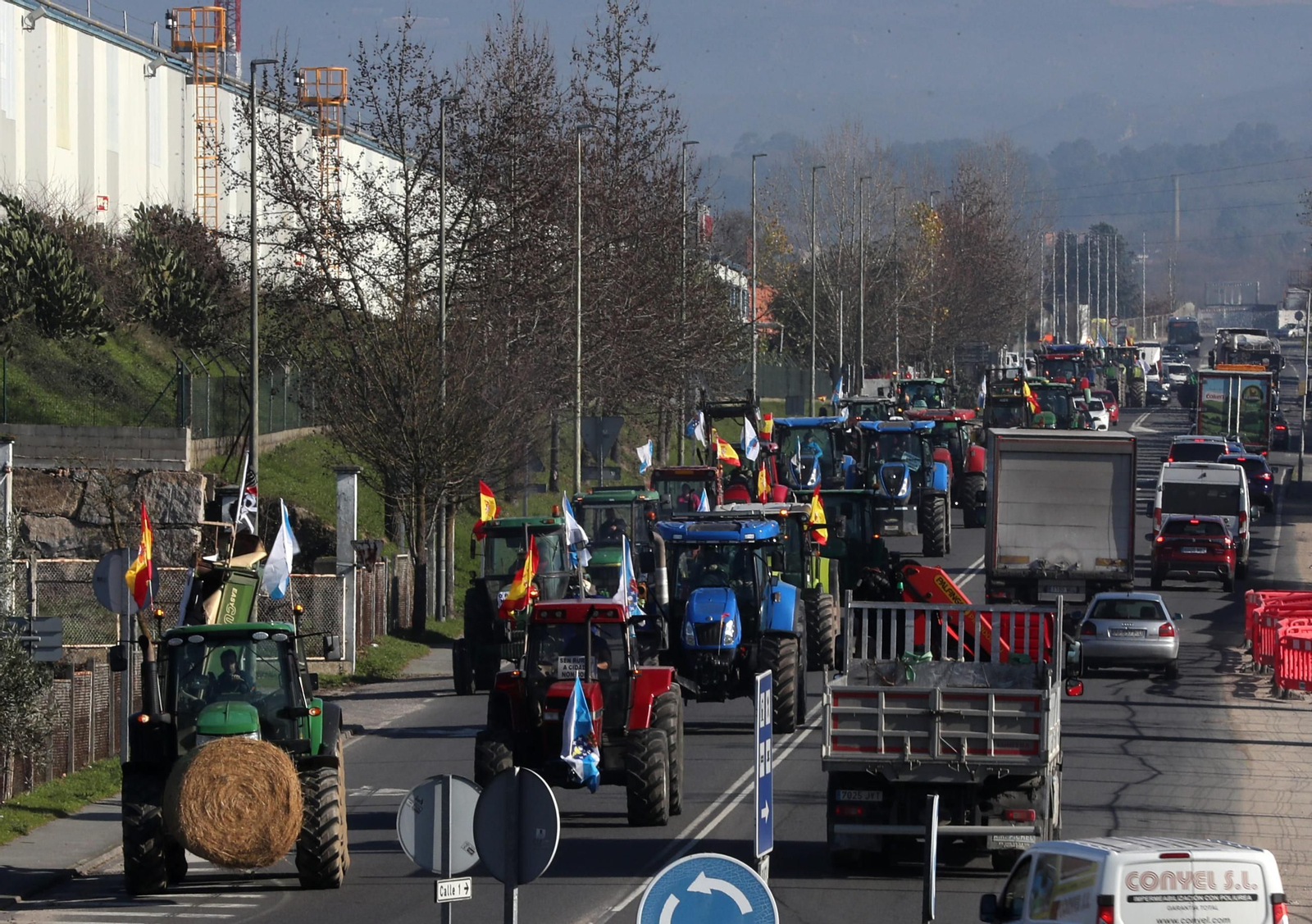 Galería | Los tractores toman Ourense y San Cibrao: "Se non estamos nós, vanse queimar ata as persianas dos edificios"