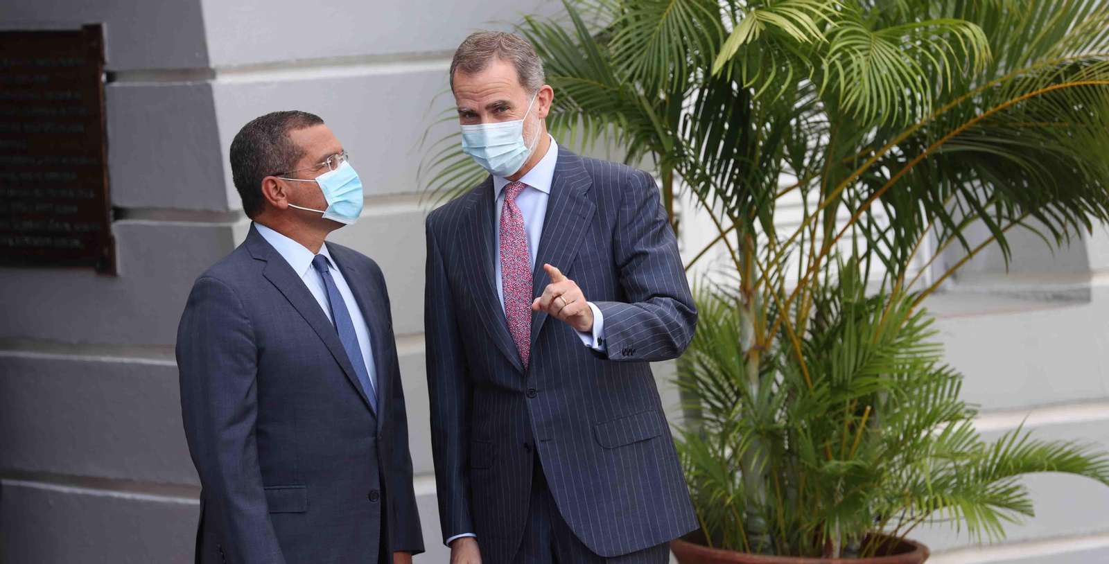 El rey de España, Felipe VI (d), con el gobernador de Puerto Rico, Pedro Pierluisi (i), en La Fortaleza, en San Juan (Puerto Rico). EFE/ Orlando Barría