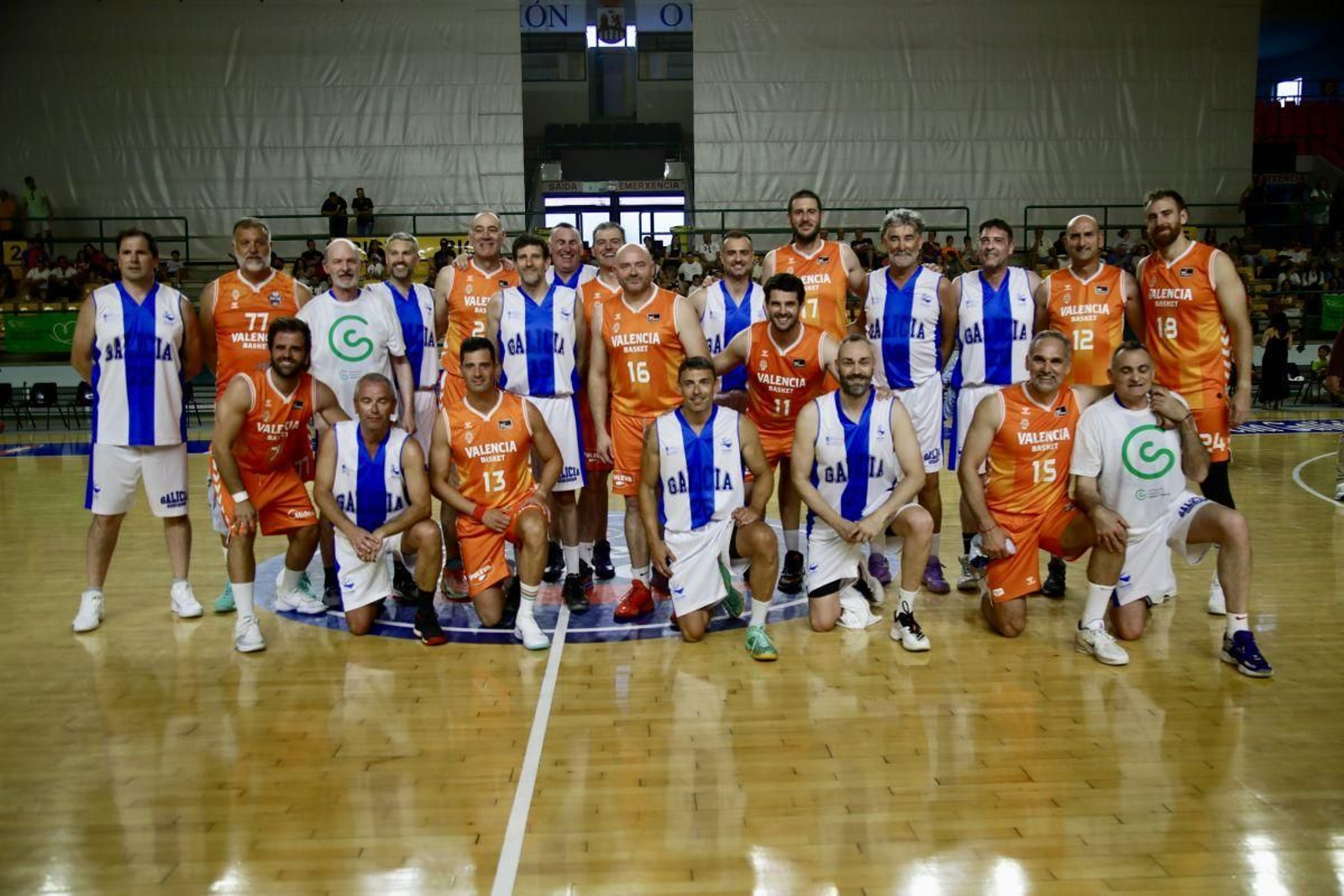 Los equipos, antes de comenzar un partido en el que lo más importante se consiguió antes del salto inicial.