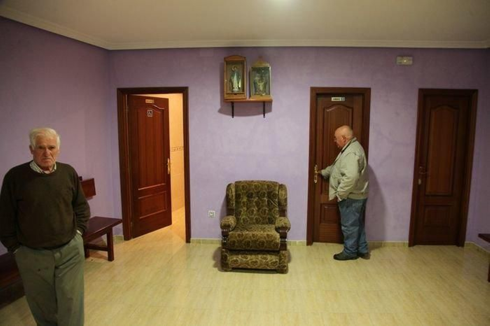 El velatorio de Sande, con todos sus servicios -tan sólo les falta la cámara de frío- dispuestos a la vista, es mostrado con orgullo por los vecinos, la obra ha sido cosa suya.