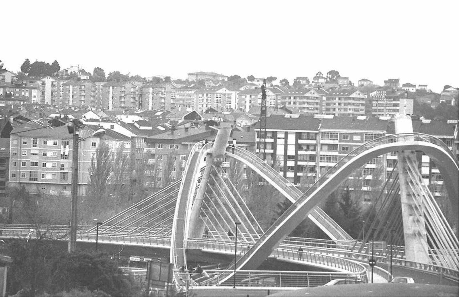 La construcción del emblemático Puente del Milenio hace 25 años cambiaba el skyline de Ourense, en fotos