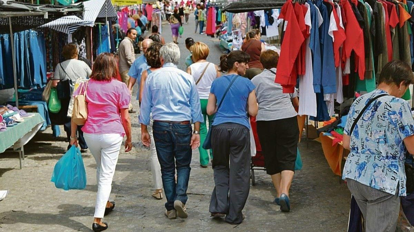 Uno de los muchos mercadillos que se organizan en la provincia cada mes, en los que se puede adquirir ropa y otro tipo de productos. (Foto: José Paz)