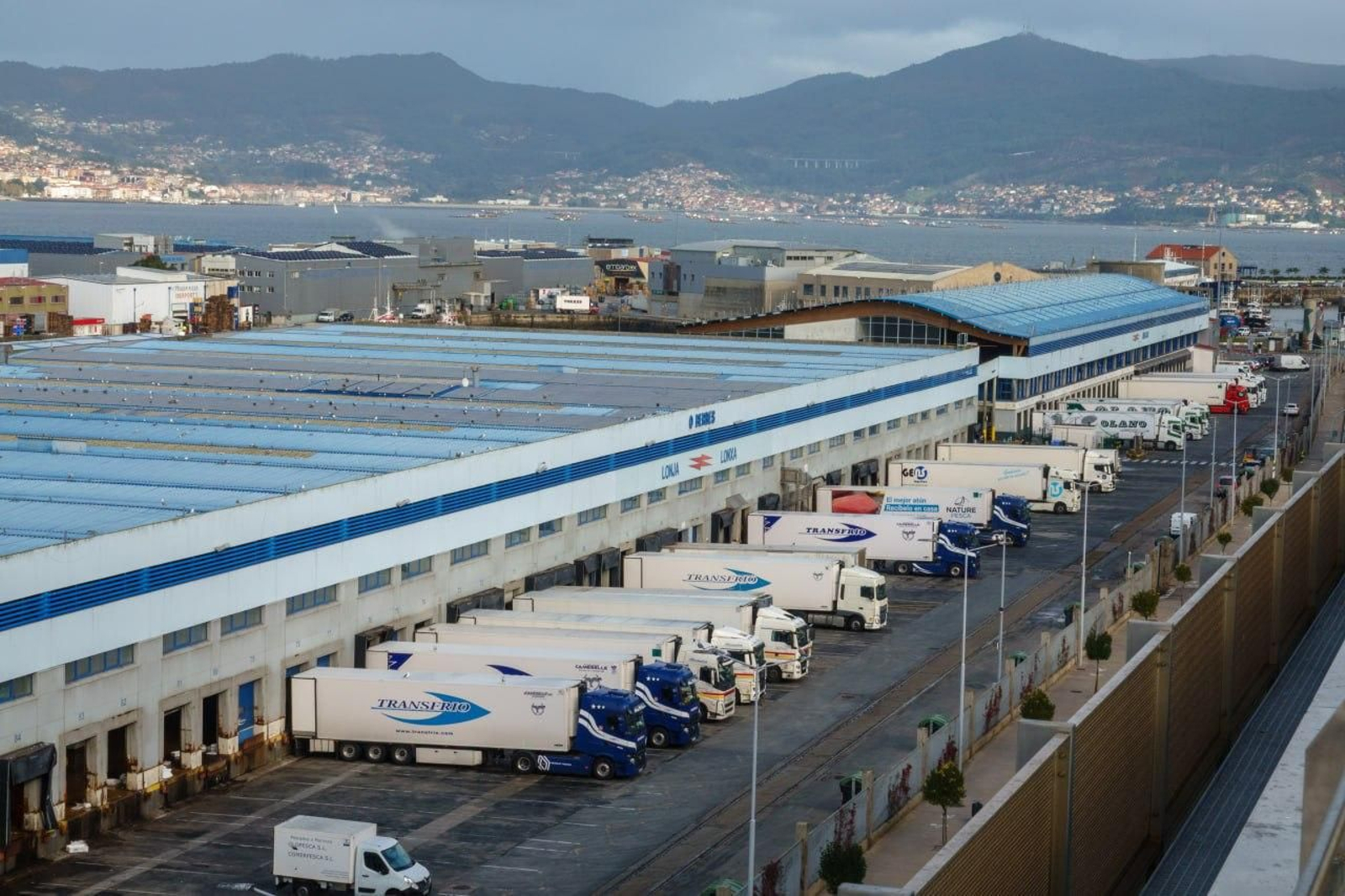 Camiones en la lonja del Berbés