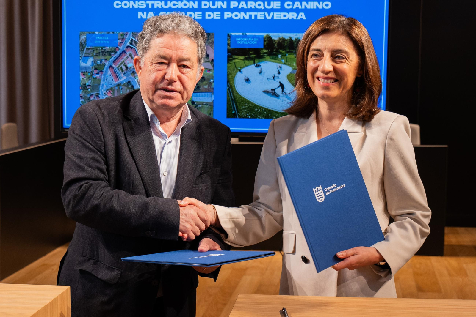 Ángeles Vázquez y Miguel A. Fernández Lores sellando el acuerdo en la Casa Consistorial.