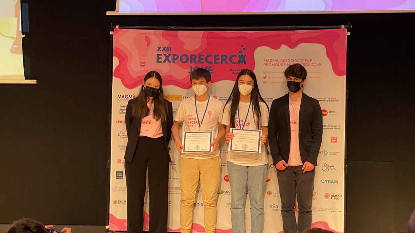 Antçia Ollero y Juan Martín reciben su premio.