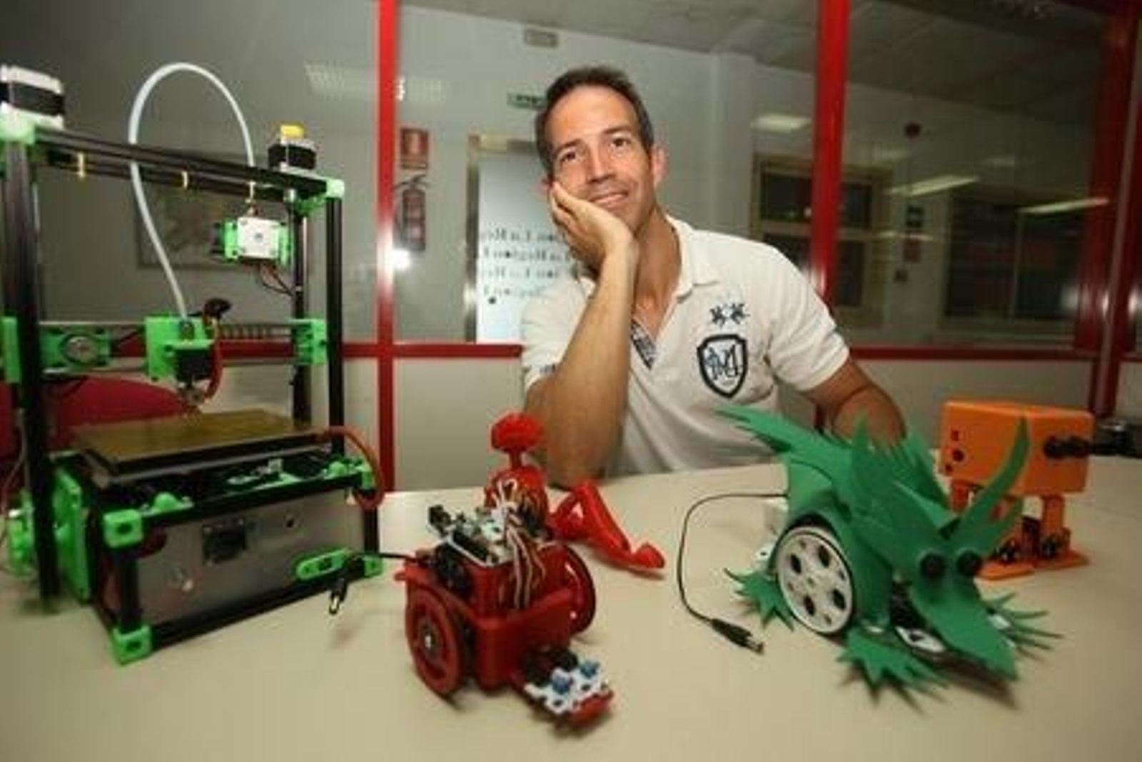 Fernando Coladas, miembro de la asociación, con algunas de sus creaciones robóticas.