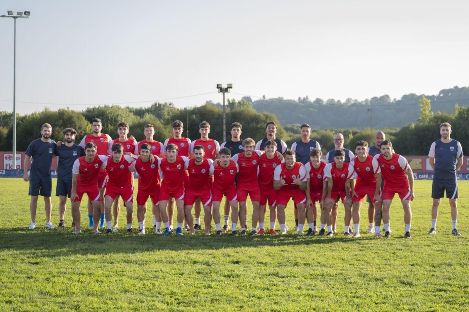 Los jugadores y el cuerpo técnico del Verín CF, ayer en el campo del José Arjiz.
